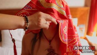  穿越來的小姊姊發現現代的玩具真有趣